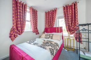 a bedroom with red curtains and a bed in a room at *RA9GH* For your most relaxed & Cosy stay + Free Parking + Free Fast WiFi * in Bramley