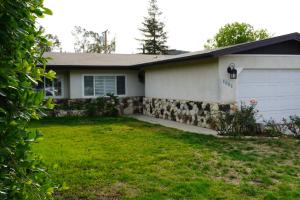 Cozy Family Hideaway, sleeps 8, 4 tv's yard, shops外面的花园