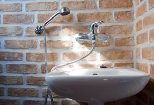 baño con lavabo y pared de ladrillo en Seaview Villa en Asfendioú