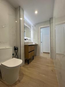 y baño con aseo, lavabo y bañera. en The Traveller`s house con vistas a PLAYA LA CALETA, en Cádiz