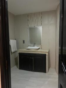 een badkamer met een wastafel en een spiegel bij دار صوفيا in Fès