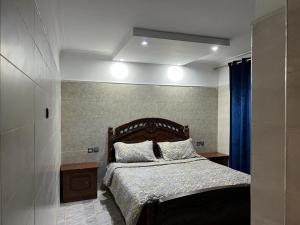 ein Schlafzimmer mit einem großen Bett und einem blauen Vorhang in der Unterkunft دار صوفيا in Fès