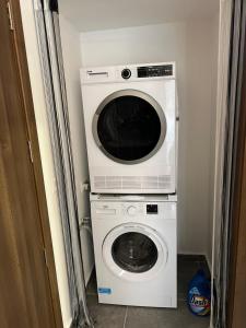 a microwave and a washing machine in a room at A brand new apartment in Pieta