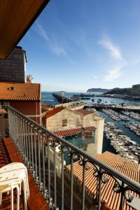 a balcony with a view of a marina at Apartamentos Bermeo, Museoa in Bermeo