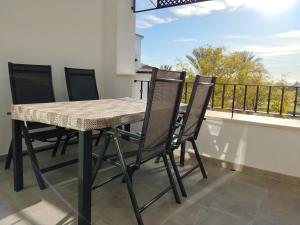 uma mesa e cadeiras numa varanda com vista em Apartamento La Torre Golf em Torre-Pacheco