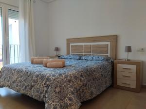 um quarto com uma cama com um edredão azul em Apartamento La Torre Golf em Torre-Pacheco
