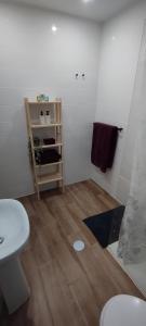 邦巴拉爾的住宿－Serenity Views, Silver Coast, PT，一间带卫生间的浴室,铺有木地板。