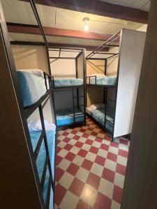 Divstāvu gulta vai divstāvu gultas numurā naktsmītnē Marrakesh Hostal