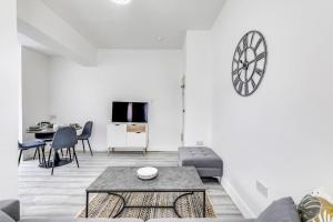 ein Wohnzimmer mit einem Sofa und einem Tisch in der Unterkunft Relocators, Medical Staff, Families in Luton