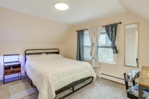 een slaapkamer met een bed en een raam bij Pet-Friendly Burlington Home 17 Mi to Boston! in Burlington