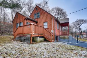 een houten huis met een groot terras op een erf bij Pet-Friendly Burlington Home 17 Mi to Boston! in Burlington