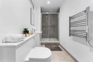 Ένα μπάνιο στο Modern One Bedroom Flat - Near Heathrow, Windsor Castle, Thorpe Park - Staines London TW18