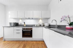 Η κουζίνα ή μικρή κουζίνα στο Modern One Bedroom Flat - Near Heathrow, Windsor Castle, Thorpe Park - Staines London TW18