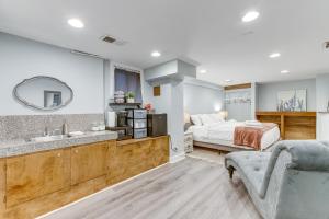 1 dormitorio con 1 cama y baño con lavamanos en Cozy Denver Studio with Patio - 1 Mi to Coors Field!, en Denver