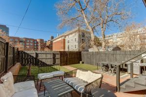 丹佛的住宿－Cozy Denver Studio with Patio - 1 Mi to Coors Field!，一个带桌椅的庭院和围栏