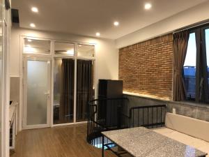 a living room with a couch and a tv at miniHomestay green view & warm pool - all apartment - 3 room - 6 persons - Ea Kar - Dak Lak in Buôn Mhang