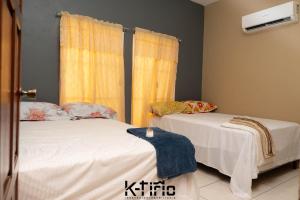 dwa łóżka siedzące obok siebie w pokoju w obiekcie Cómodo y Seguro w mieście Catacamas