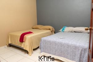 Pokój z dwoma łóżkami i stołem w obiekcie Cómodo y Seguro w mieście Catacamas