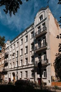 un edificio bianco con balconi sul lato di Apartament 10 by Hidden Garden a Łódź
