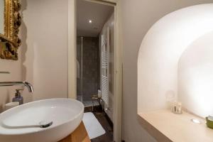 uma casa de banho branca com um lavatório e uma banheira em centro storico - LUXURY EXPERIENCE NARNI VINTAGE ÉLITE SUITE em Narni
