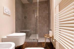 uma casa de banho com um WC e uma cabina de duche em vidro. em centro storico - LUXURY EXPERIENCE NARNI VINTAGE ÉLITE SUITE em Narni