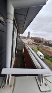 Un balcón o terraza en Free parking near city centre & stadium sleeps 6-8