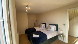 a bedroom with two beds in a room at Free parking near city centre & stadium sleeps 6-8 in Leicester