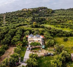 eine Luftansicht eines Hauses in einem Hügel in der Unterkunft Your Spot West Peloponnese in Zakharo