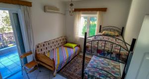 1 Schlafzimmer mit 1 Etagenbett und 1 Einzelbett in der Unterkunft Your Spot West Peloponnese in Zakharo