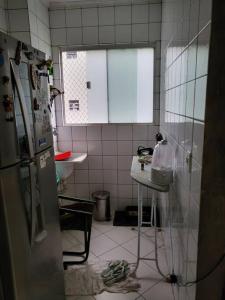 - une cuisine avec un comptoir et un évier dans l'établissement Apartamento inteiro em condomínio, à Rio Branco