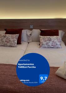 奧波里尼奧的住宿－Apartamentos TARELA Porriño，一间卧室配有带枕头的床