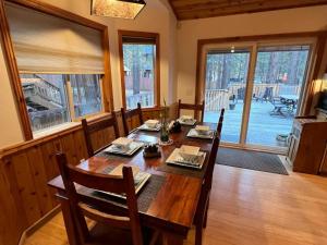 Restoran atau tempat makan lain di Harrods Cabin: 3BR, 2BA, Game Room, Prime Location in Big Bear!