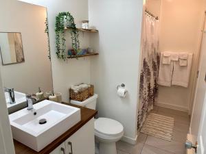 łazienka z białą umywalką i toaletą w obiekcie Coin tranquille en pleine ville w mieście Quebec City