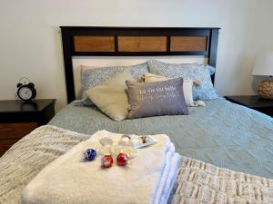 ein Schlafzimmer mit einem Bett mit zwei Kissen und einem Tablett mit Tabletten in der Unterkunft Coin tranquille en pleine ville in Québec