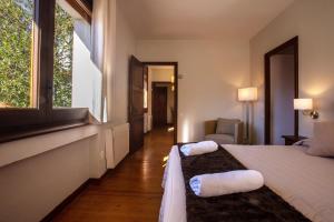 Habitación de hotel con 2 camas y ventana en Casa con vistas al Parque Natural del Montseny, en Viladrau