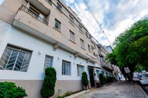 a building on the side of a street at Hotel Excelsior in Poços de Caldas