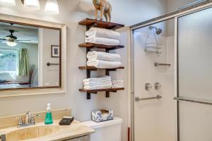 グリーンバレーにあるPet-Friendly 55 and Green Valley Home with Golf Gear!のバスルーム(シンク、シャワー、タオル付) +18枚の写真