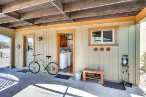 グリーンバレーにあるPet-Friendly 55 and Green Valley Home with Golf Gear!の家の前に駐輪した自転車
