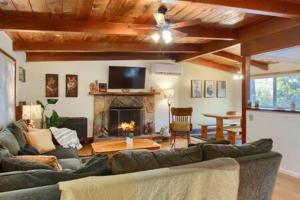 sala de estar con sofá y chimenea en Red Door Cottage Fireplace bbq 12 mi to Yosemite en Oakhurst