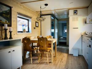 Cucina o angolo cottura di Mountainview Lodge - Chalet im Zillertal direkt am 5 Sterne Campingplatz Aufenfeld mit Hallenbad und Sauna