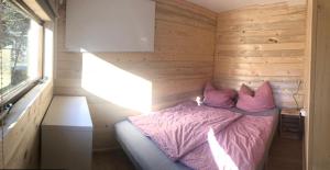 Letto o letti in una camera di Mountainview Lodge - Chalet im Zillertal direkt am 5 Sterne Campingplatz Aufenfeld mit Hallenbad und Sauna