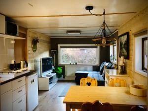 Cucina o angolo cottura di Mountainview Lodge - Chalet im Zillertal direkt am 5 Sterne Campingplatz Aufenfeld mit Hallenbad und Sauna