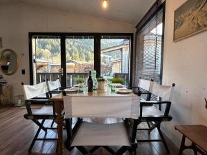 a dining room with a table and chairs and a window at Out of the Box in Gsteig