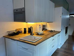 Una cocina o zona de cocina en Out of the Box