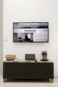 a black table with a website on the wall at Casa Fiorella in La Spezia