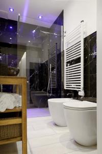 La salle de bains est pourvue de toilettes et d'une baignoire. dans l'établissement Casa Fiorella, à La Spezia