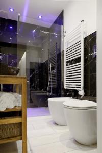 a bathroom with a toilet and a bath tub at Casa Fiorella in La Spezia +22 photos