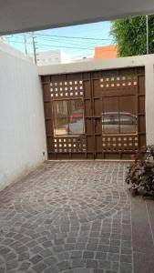 um edifício com um portão e um pátio de tijolos em Casa “Los Murales” em San José de Otates