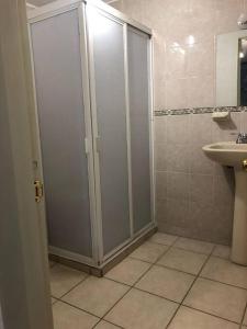 uma casa de banho com um chuveiro e um lavatório. em Casa “Los Murales” em San José de Otates