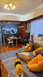 een woonkamer met knuffeldieren op de vloer bij LongWin Hostel in Hong Kong